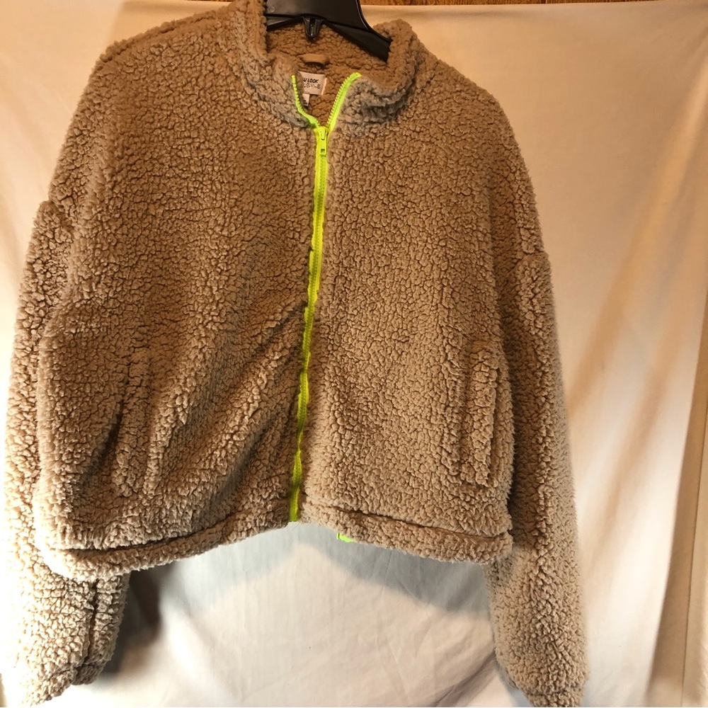 New Look Supreme tan Wubby Sherpa with green zipper and pockets L